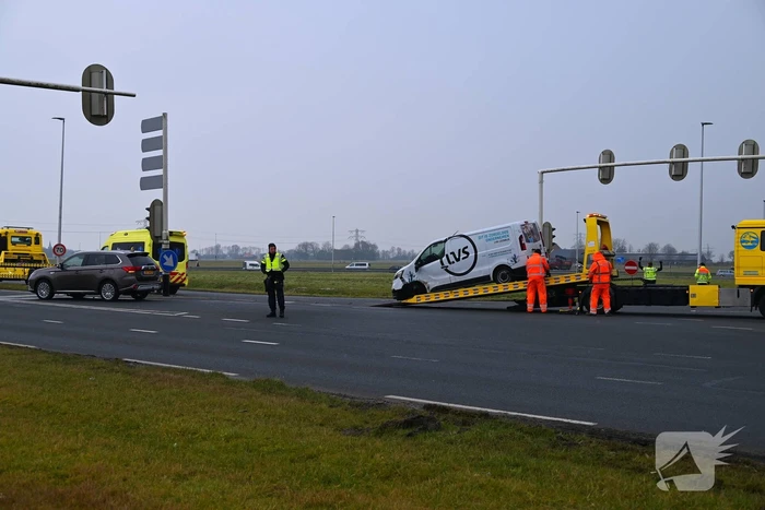 Bestelbus en personenwagen botsen op kruising