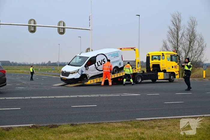 Bestelbus en personenwagen botsen op kruising