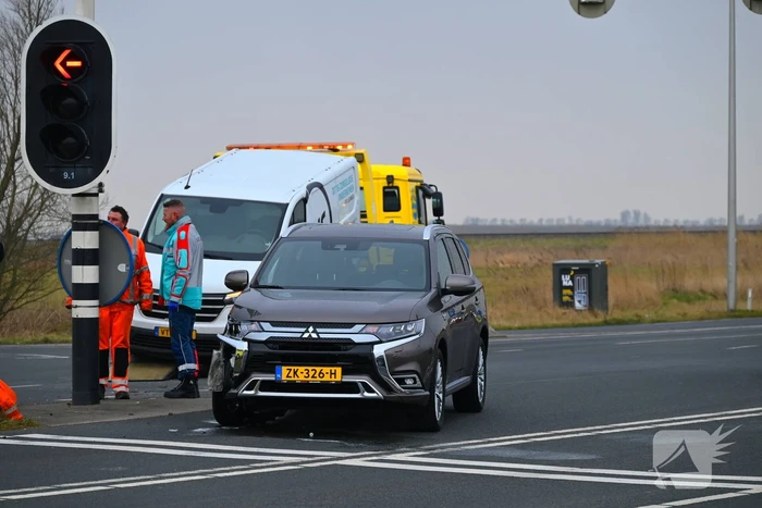 Bestelbus en personenwagen botsen op kruising