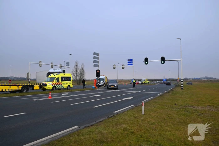 Bestelbus en personenwagen botsen op kruising