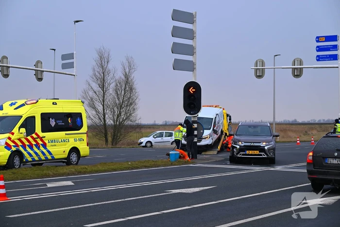 Bestelbus en personenwagen botsen op kruising