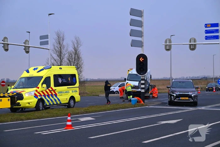 Bestelbus en personenwagen botsen op kruising