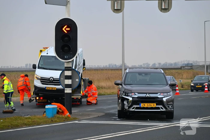 Bestelbus en personenwagen botsen op kruising
