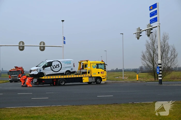 Bestelbus en personenwagen botsen op kruising