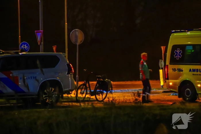 Vrouw op fiets gewond bij botsing met auto