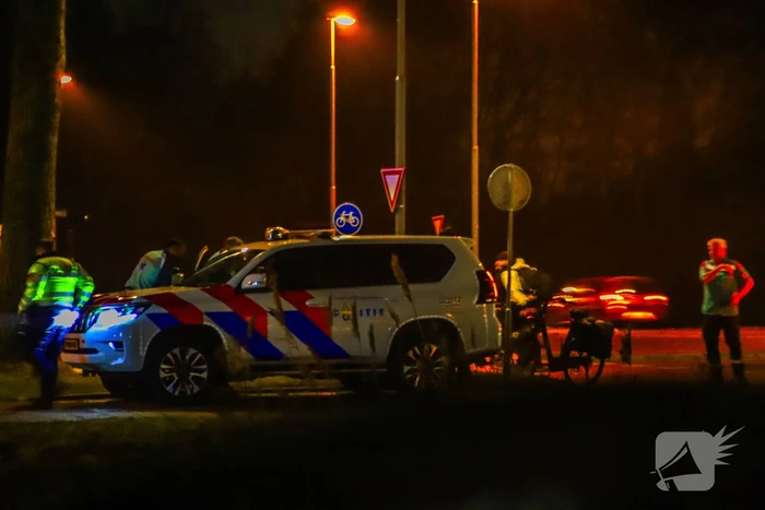Vrouw op fiets gewond bij botsing met auto