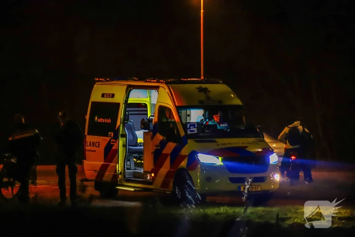 Vrouw op fiets gewond bij botsing met auto