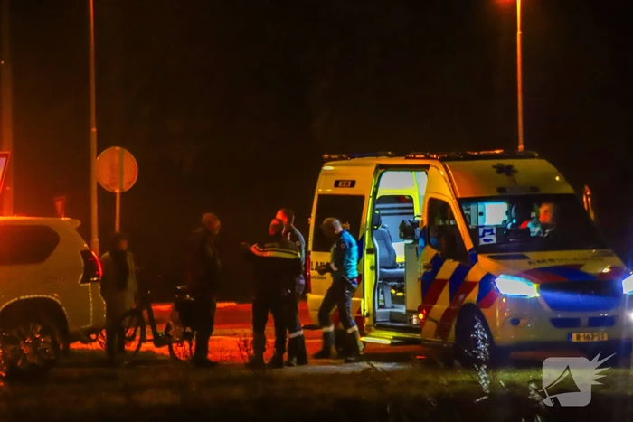 Vrouw op fiets gewond bij botsing met auto