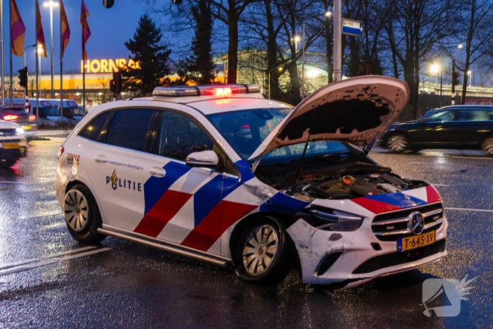 Forse schade na ongeval met politieauto