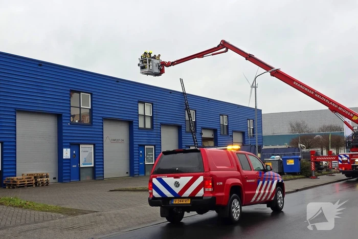 Schoonmaker vast op dak, brandweer schiet te hulp