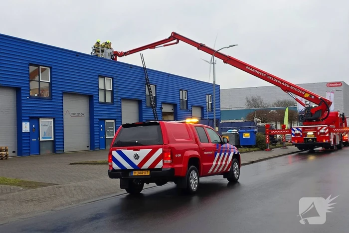 Schoonmaker vast op dak, brandweer schiet te hulp