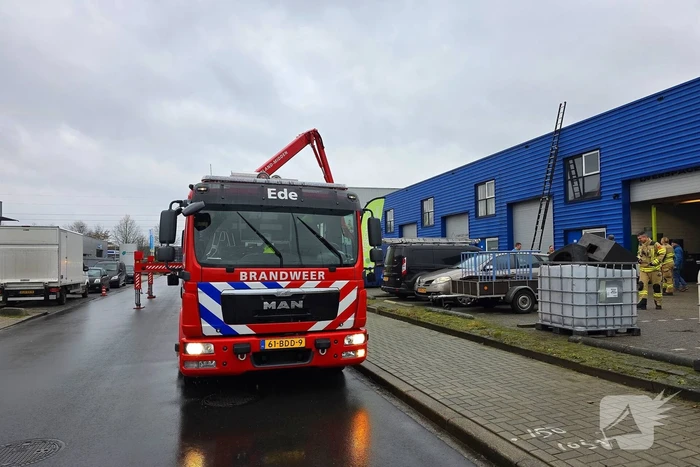 Schoonmaker vast op dak, brandweer schiet te hulp