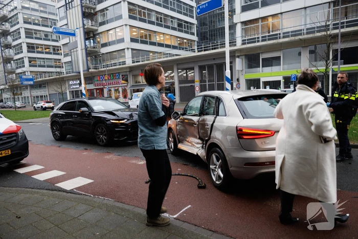 Vrouw bekneld na botsing tussen twee auto's