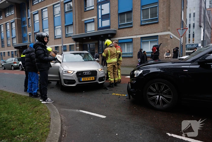 Vrouw bekneld na botsing tussen twee auto's