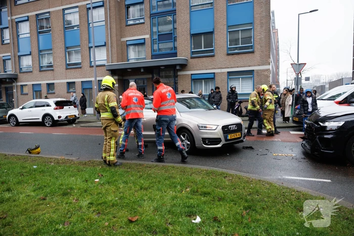 Vrouw bekneld na botsing tussen twee auto's