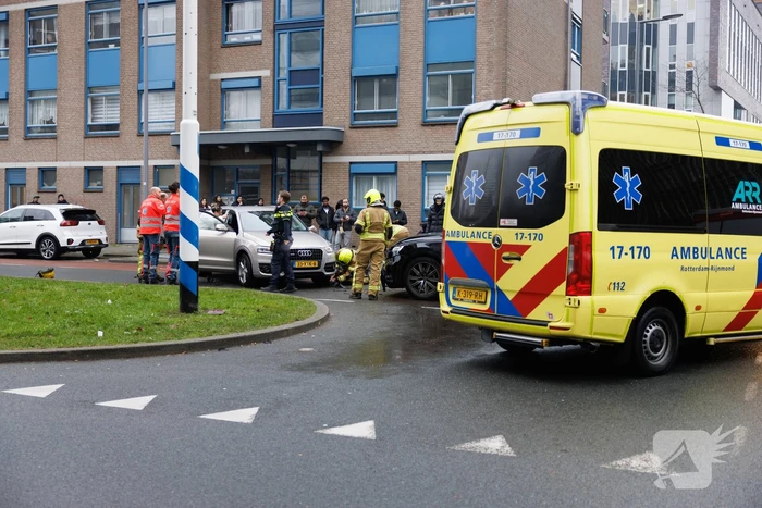 Vrouw bekneld na botsing tussen twee auto's