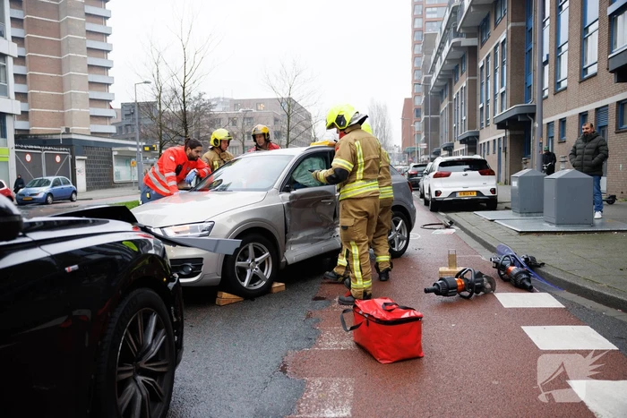 Vrouw bekneld na botsing tussen twee auto's