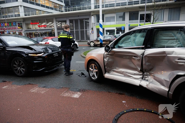 Vrouw bekneld na botsing tussen twee auto's