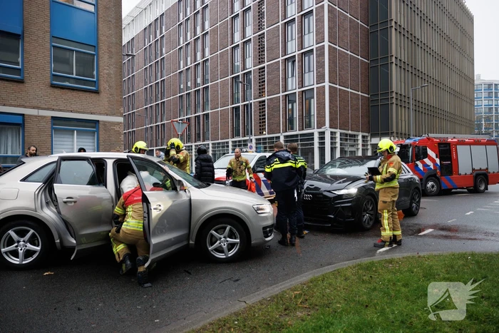 Vrouw bekneld na botsing tussen twee auto's