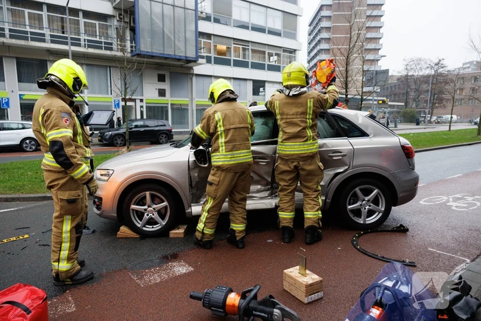 Vrouw bekneld na botsing tussen twee auto's