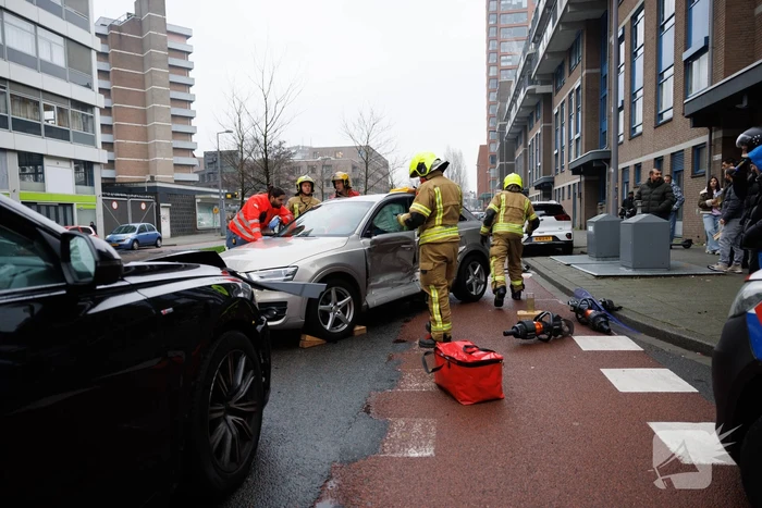 Vrouw bekneld na botsing tussen twee auto's