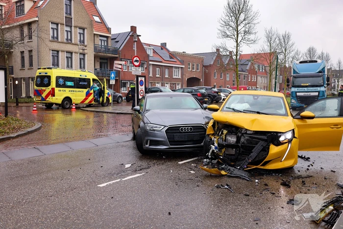 Veel schade bij botsing twee auto's