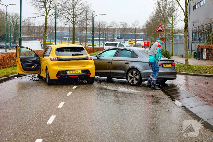 Veel schade bij botsing twee auto's