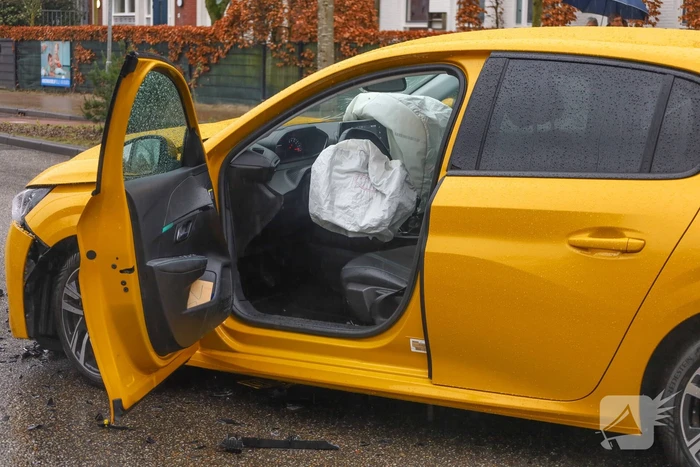 Veel schade bij botsing twee auto's