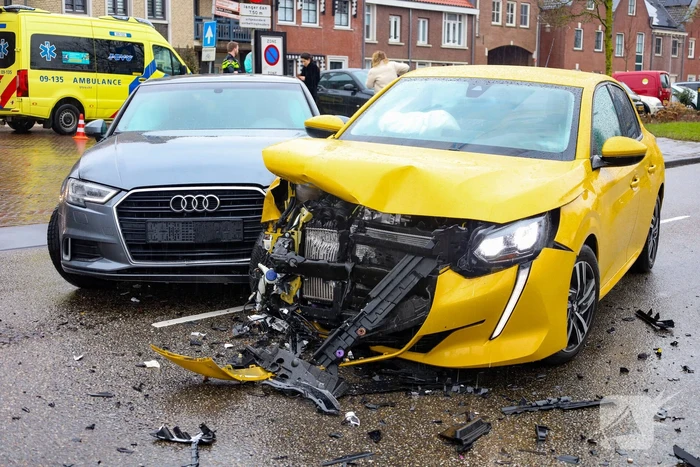 Veel schade bij botsing twee auto's