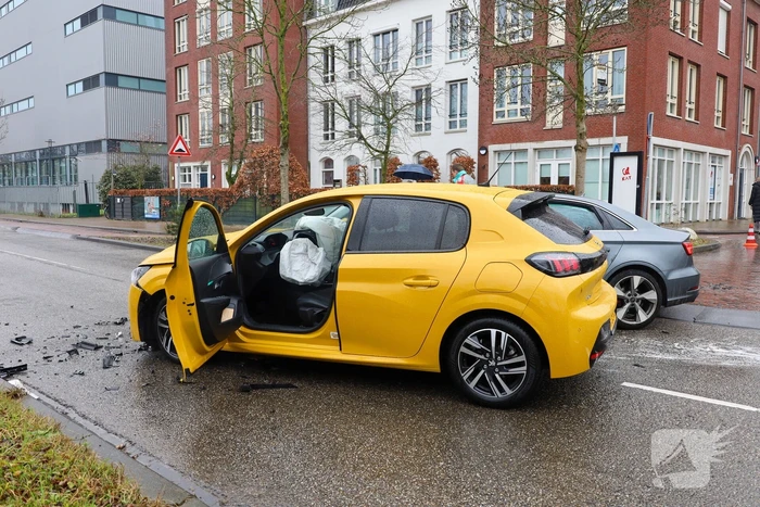 Veel schade bij botsing twee auto's