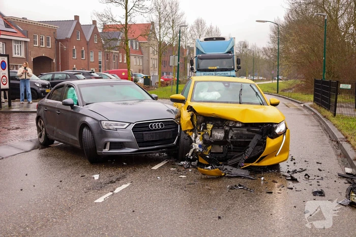 Veel schade bij botsing twee auto's