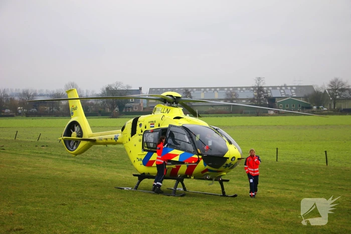 Traumahelikopter landt in weiland