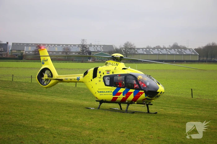 Traumahelikopter landt in weiland