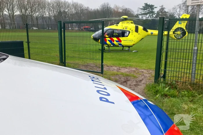 Auto belandt op zijn kant na botsing tegen boom