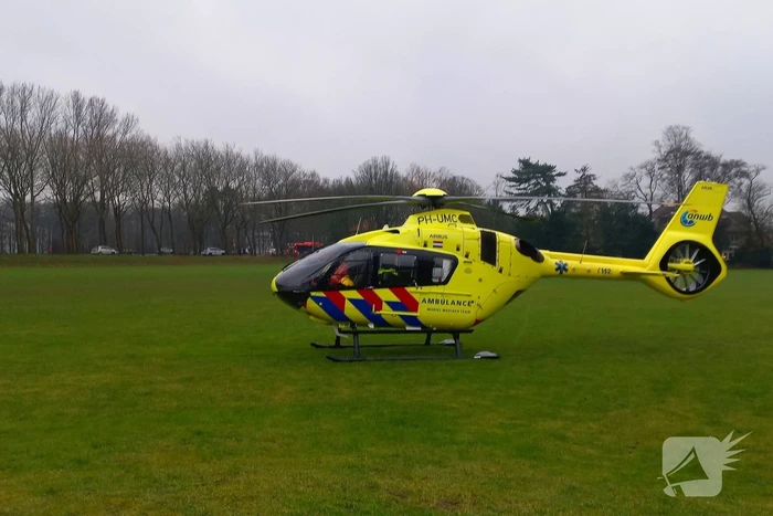 Auto belandt op zijn kant na botsing tegen boom