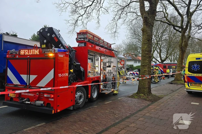 Auto belandt op zijn kant na botsing tegen boom