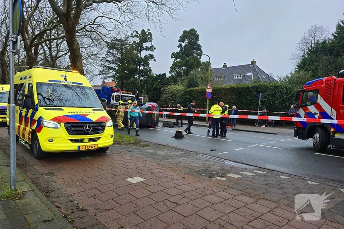 Auto belandt op zijn kant na botsing tegen boom