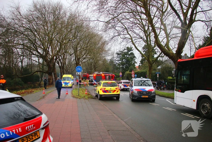 Auto belandt op zijn kant na botsing tegen boom