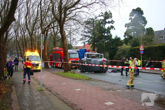 Auto belandt op zijn kant na botsing tegen boom