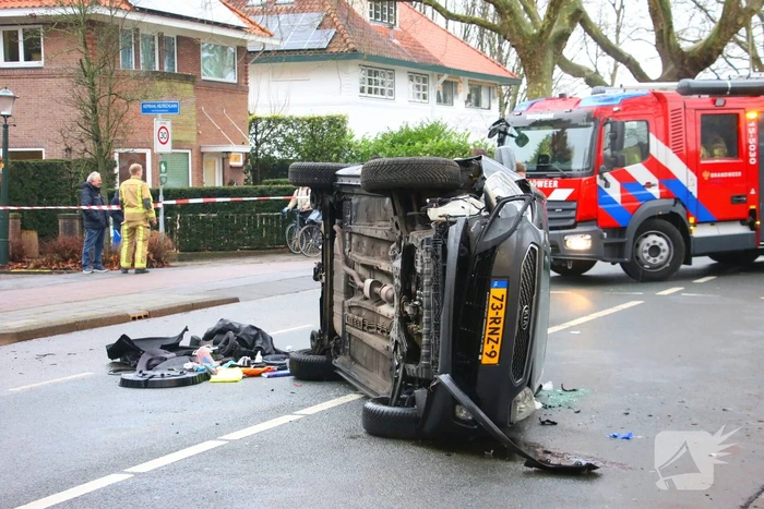 Auto belandt op zijn kant na botsing tegen boom