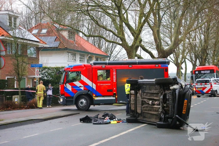 Auto belandt op zijn kant na botsing tegen boom