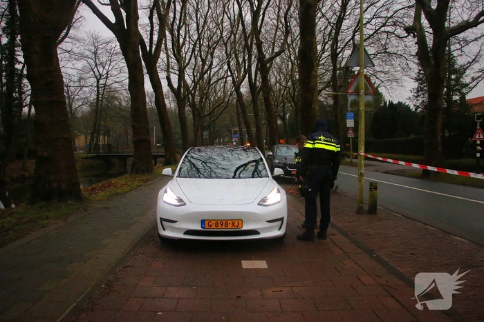 Auto belandt op zijn kant na botsing tegen boom
