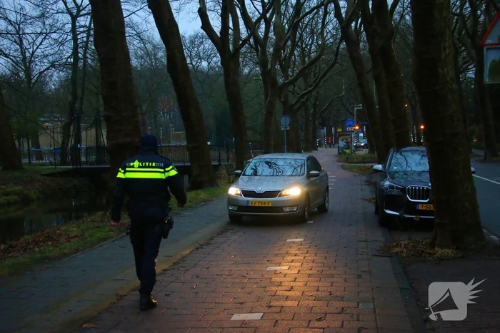 Auto belandt op zijn kant na botsing tegen boom
