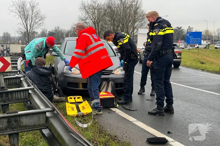 Motorrijder botst frontaal met auto