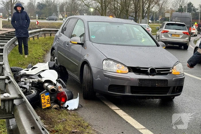 Motorrijder botst frontaal met auto