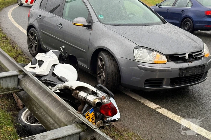 Motorrijder botst frontaal met auto