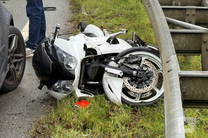 Motorrijder botst frontaal met auto