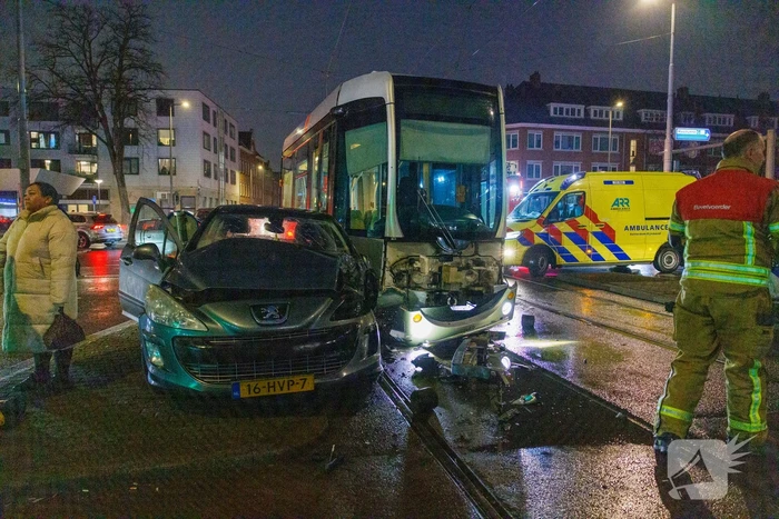 Auto loopt forse schade op na aanrijding tram