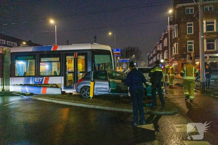 Auto loopt forse schade op na aanrijding tram
