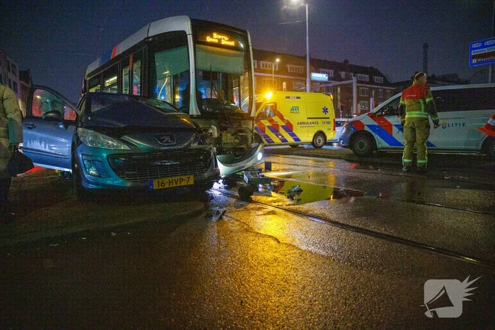 Auto loopt forse schade op na aanrijding tram